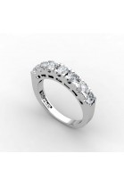 Обручальное кольцо наполовину покрытое бриллиантами, закрепленными четырьмя лапками