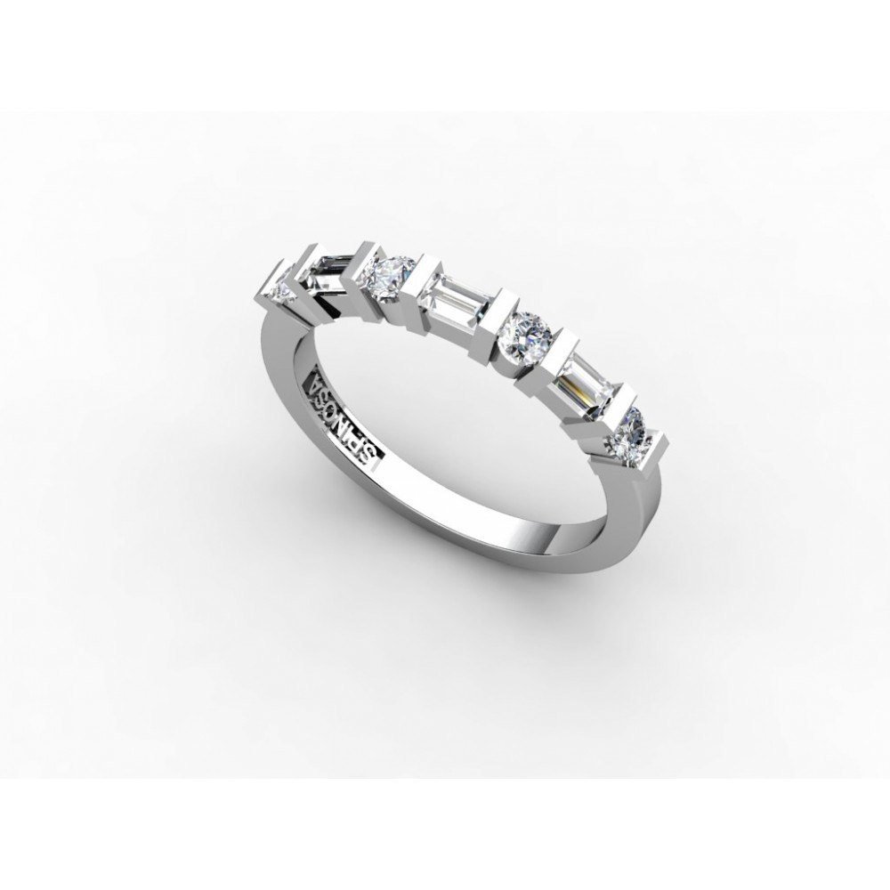 Обручальное кольцо наполовину декорированное бриллиантами круглой огранки и огранки багет.