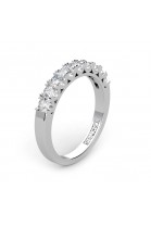 Обручальное кольцо наполовину покрытое бриллиантами, закрепленными четырьмя лапками
