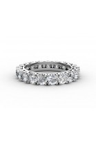 Обручальное кольцо полностью покрытое бриллиантами.