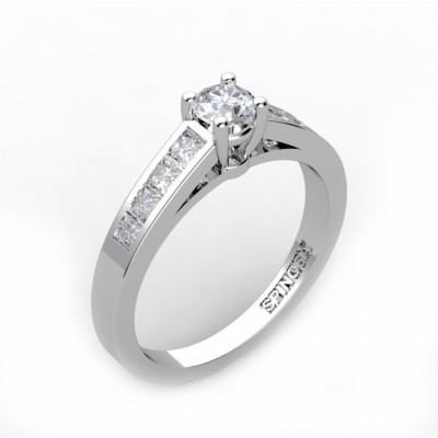 anillo de compromiso con brillante central y diamantes princesa en laterales