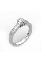 anillo de compromiso con brillante central y diamantes princesa en laterales