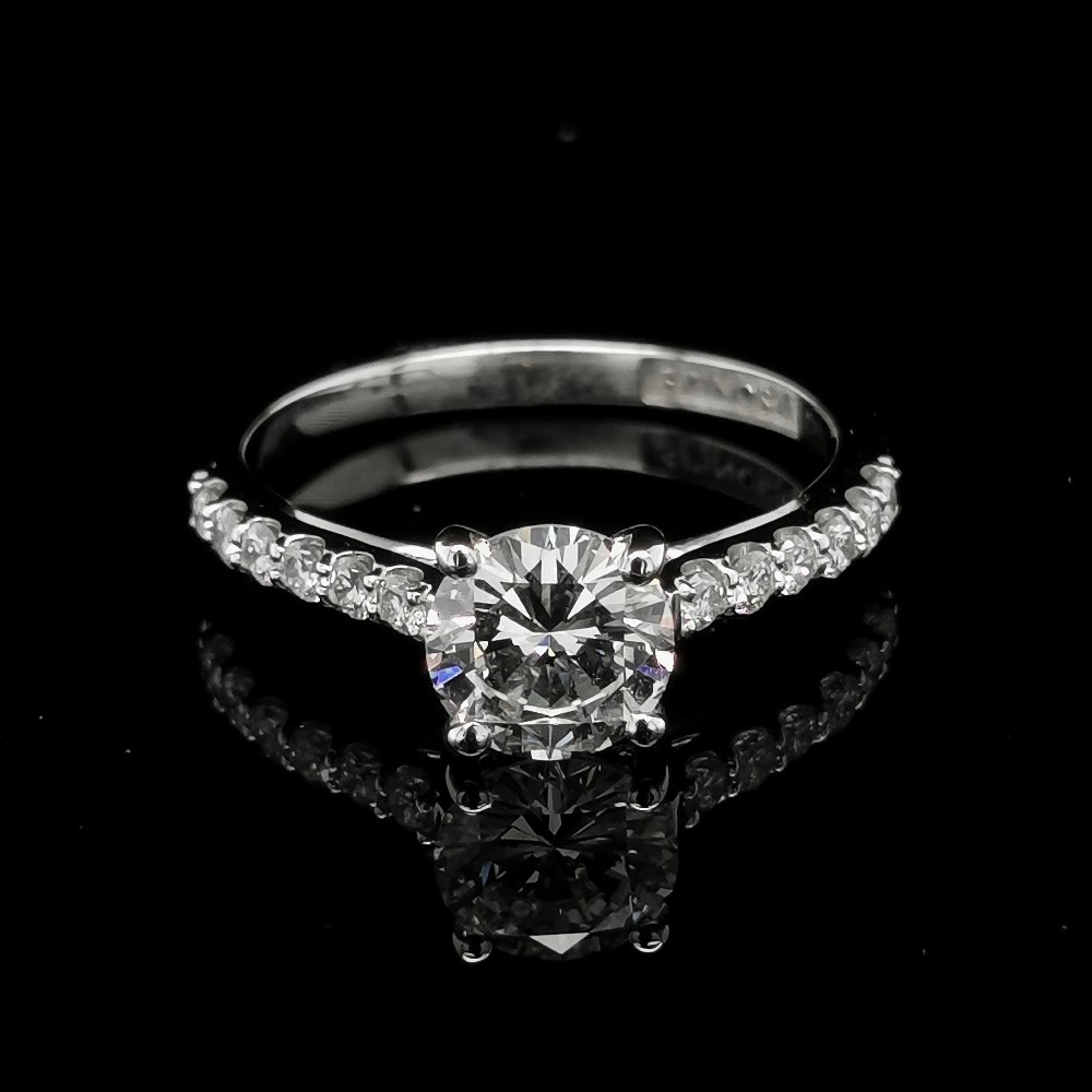 ENGAGEMENT RING WITH D COLOR CENTRAL DIAMOND