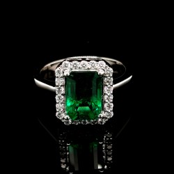 COLOMBIAN EMERALD RING WITH DIAMONDS