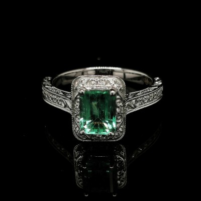 FILIGREE RING WITH COLOMBIAN EMERALD AND DIAMONDS