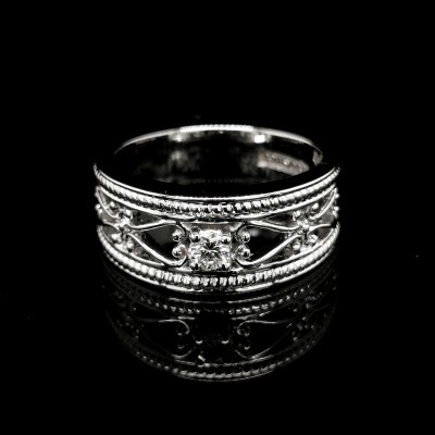 FILIGREE BAND WITH CENTRAL DIAMOND
