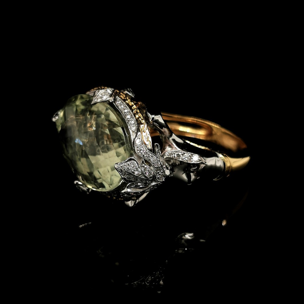 COCKTAIL RING WITH GREEN AMATISTE AND DIAMONDS