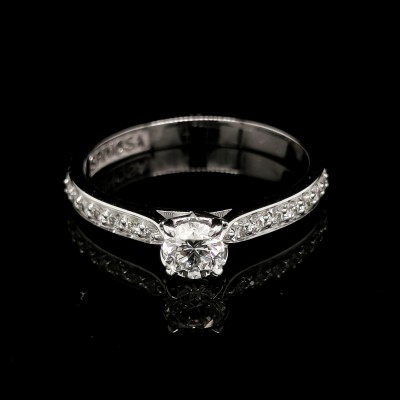 ENGAGEMENT RING WITH CENTRAL DIAMOND AND ACCENTS