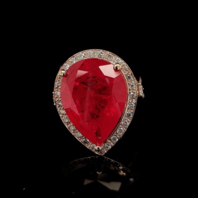 COCKTAIL RING WITH RUBY AND DIAMONDS