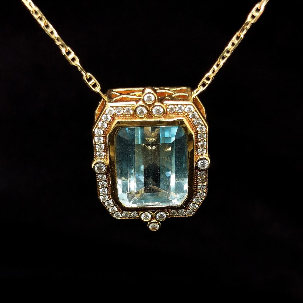 YELLOW GOLD PENDANT WITH TOPAZ AND DIAMONDS