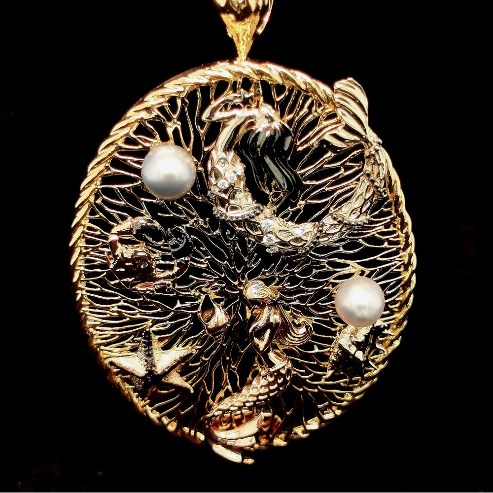 GOLD PENDANT WITH PEARLS AND DIAMONDS
