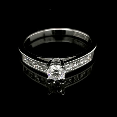 ENGAGEMENT RING WITH BRILLIANT AND PRINCESS CUT DIAMONDS