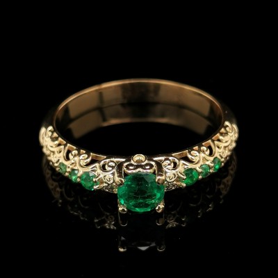 FILIGREE YELLOW GOLD RING WITH COLOMBIAN EMERALDS