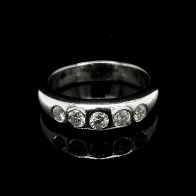 WHITE GOLD BAND RING WITH 5 DIAMONDS