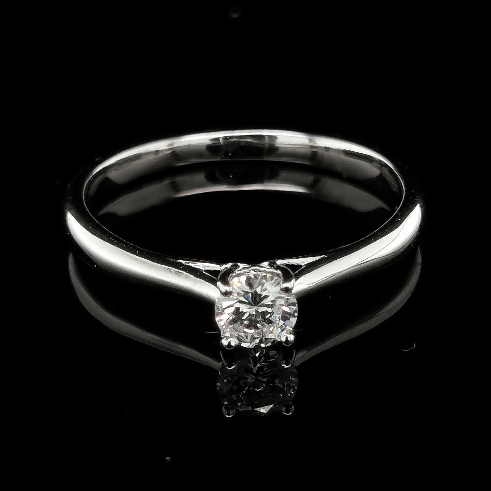 ENGAGEMENT RING WITH 0.28 CT. CENTRAL DIAMOND