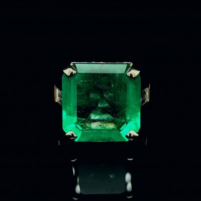 COLOMBIAN EMERALD RING WITH ACCENT DIAMONDS
