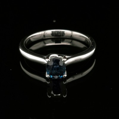 WHITE GOLD RING WITH SAPPHIRE