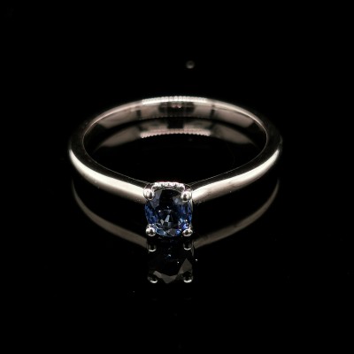WHITE GOLD RING WITH OVAL CUT SAPPHIRE