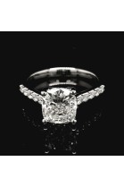 ENGAGEMENT RING WITH 2,71 CT. CUSHION CENTRAL DIAMOND