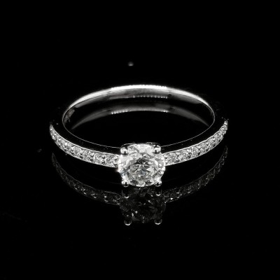 ENGAGEMENT RING WITH 0.50 CT. CENTRAL DIAMOND