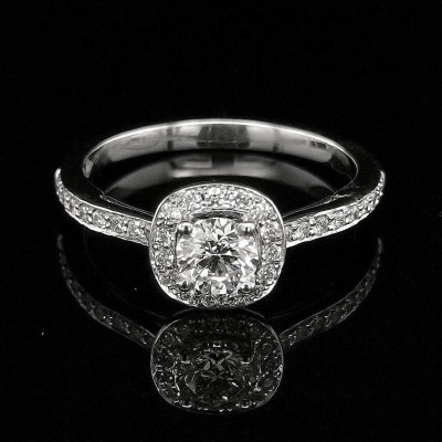 ENGAGEMENTG RING WITH 0.41 CT. CENTRAL DIAMOND