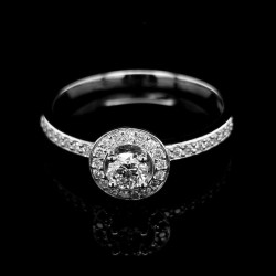 ENGAGEMENT RING WITH 0.15 CT. CENTRAL DIAMOND