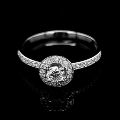 ENGAGEMENT RING WITH 0.15 CT. CENTRAL DIAMOND