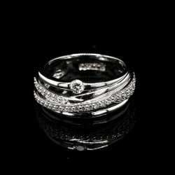 CROSSING BANDS DIAMONDS RING