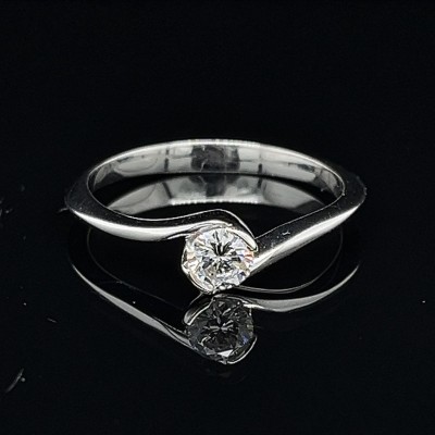 SOLITAIRE RING WITH 0,28 CT.CENTRAL DIAMOND