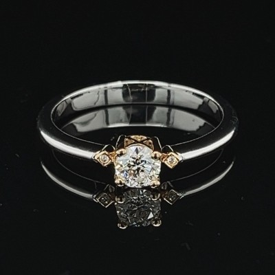 SOLITAIRE RING WITH 0,32 CT. CENTRAL DIAMOND